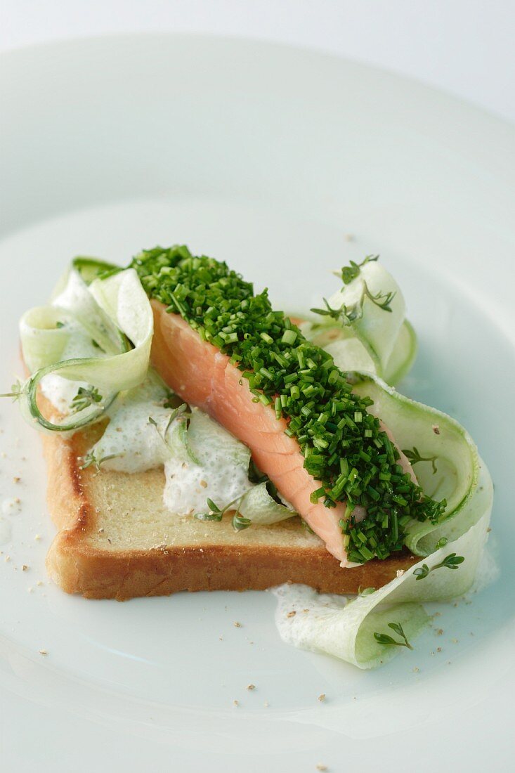 Lachsfilet mit Schnittlauch auf Toast