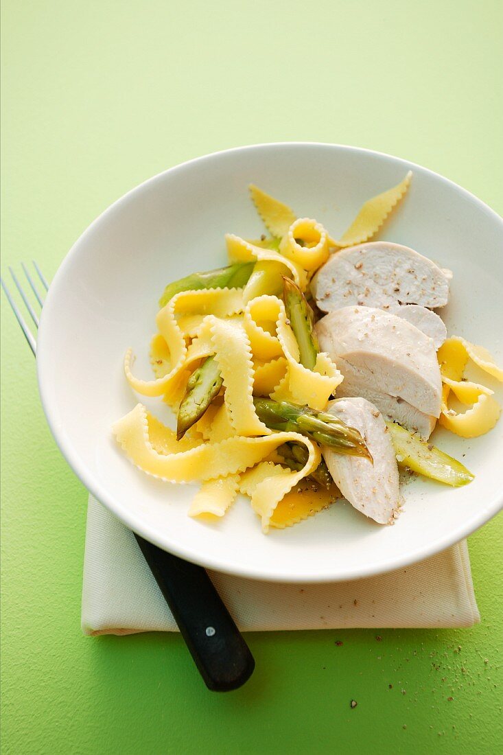 Ribbon noodles with chicken and asparagus