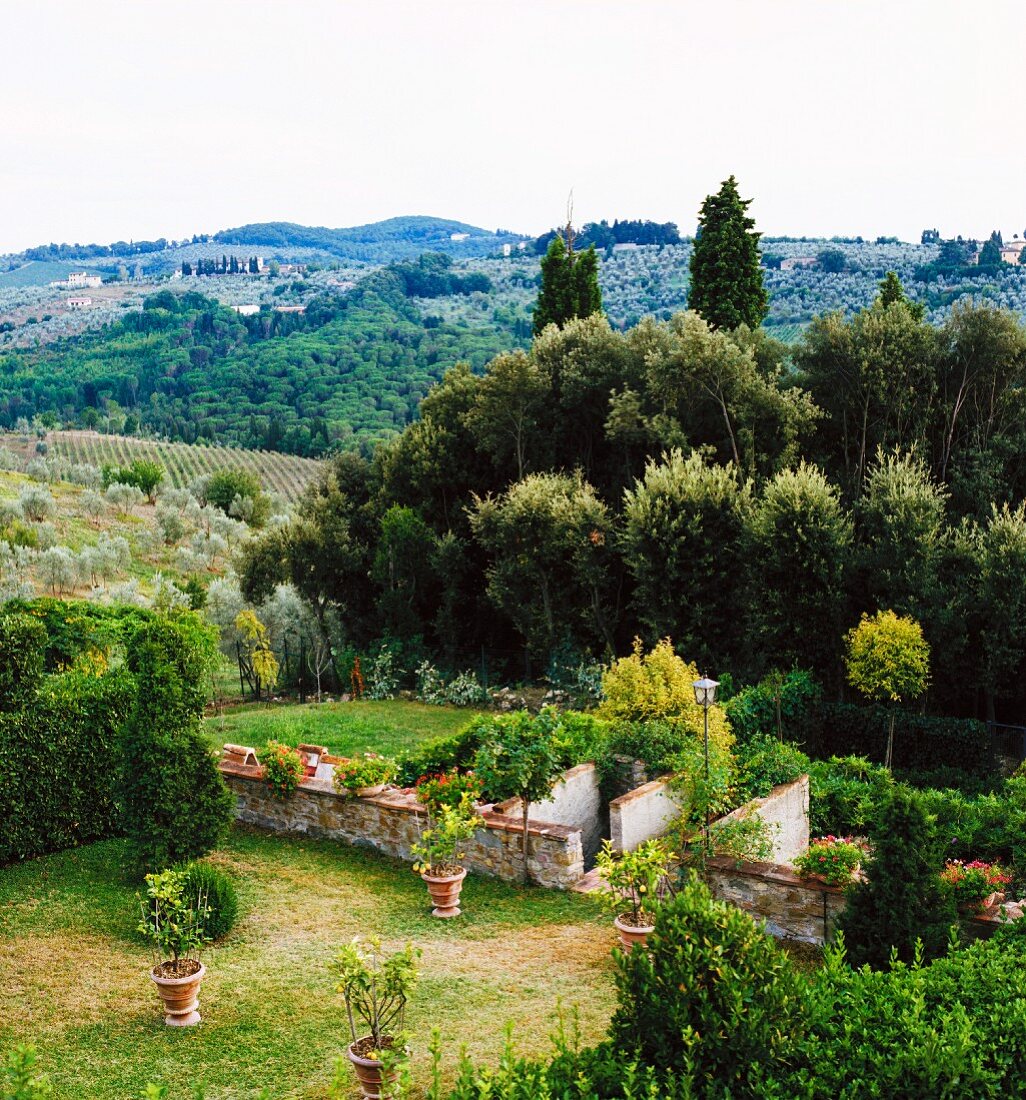 Blick vom Garten auf die umliegende Landschaft