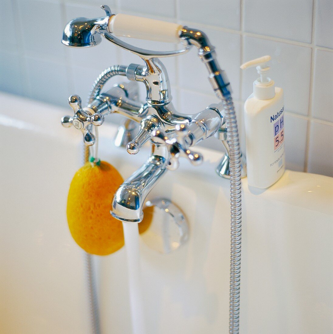 Bathtub tap fittings with hand-held shower head