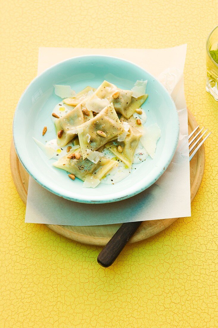 Tortellini mit Auberginen und Pinienkernen