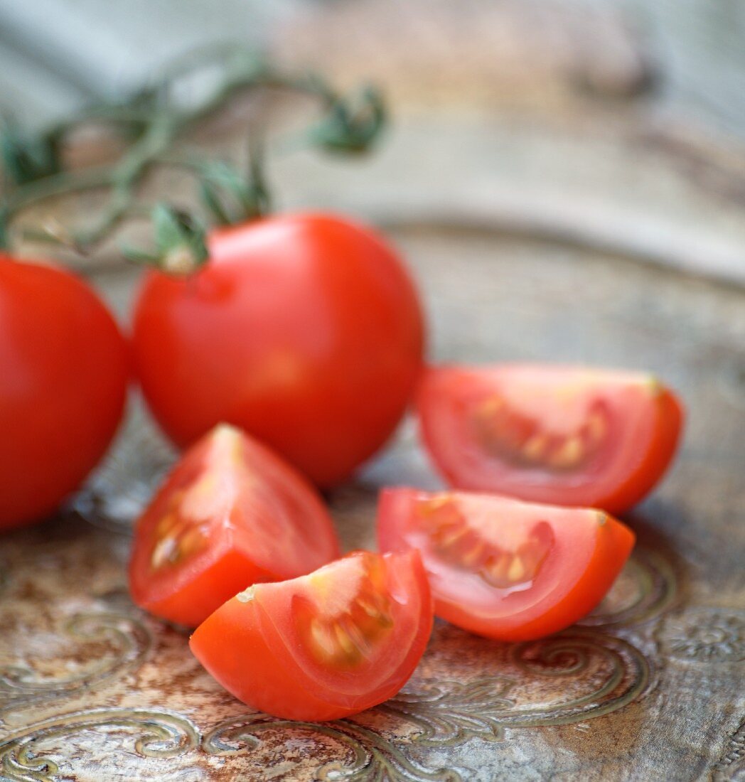 Tomaten, ganz und geviertelt