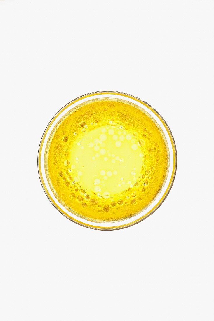 Vinaigrette aus Öl und Zitronensaft in Schale (Draufsicht)