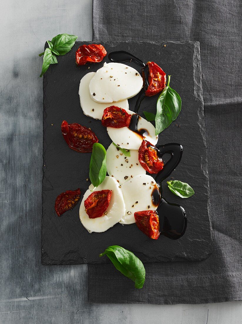 Mozzarella mit getrockneten Tomaten und Basilikum