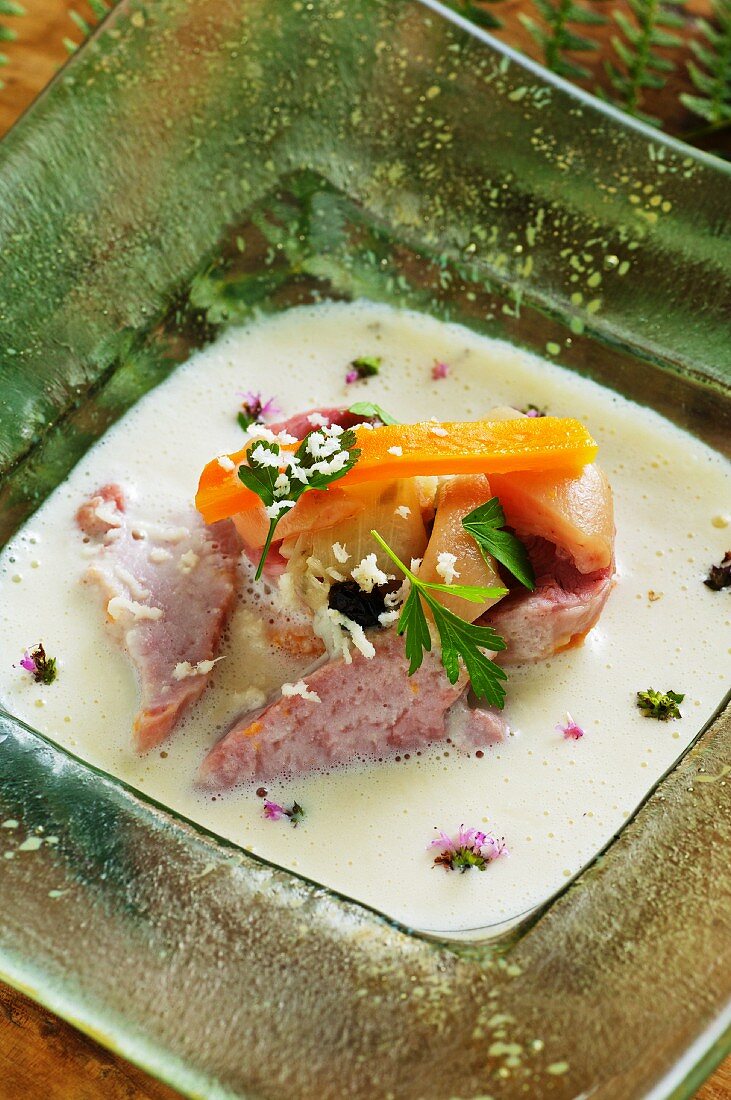 Horseradish soup with knuckle of pork