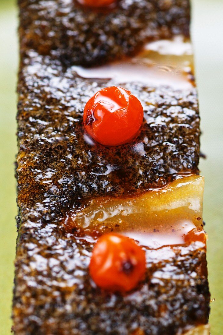 Mohnkuchen mit Birnen und Vogelbeeren (Close Up)