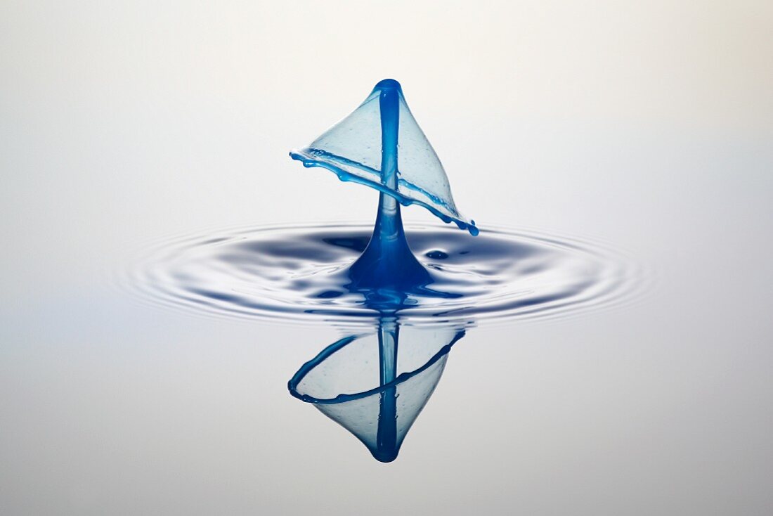 Künstlerische Aufnahme von blauem Wassertropfen
