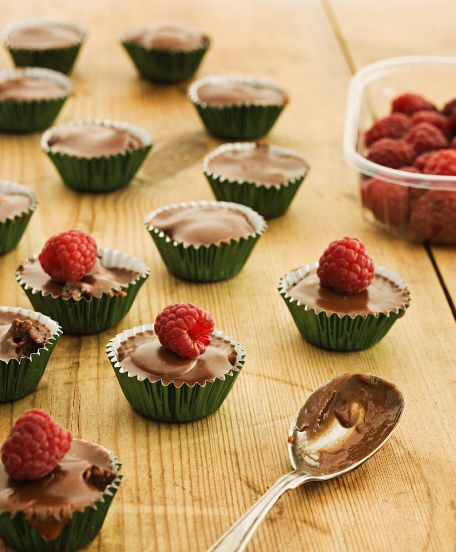 Chocolate mini-tarts with raspberries