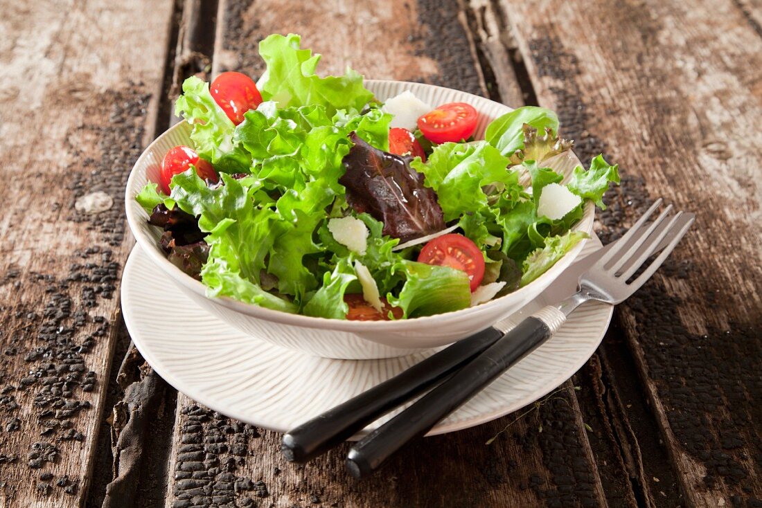 Gemischter Blattsalat mit Tomaten und Schafskäse