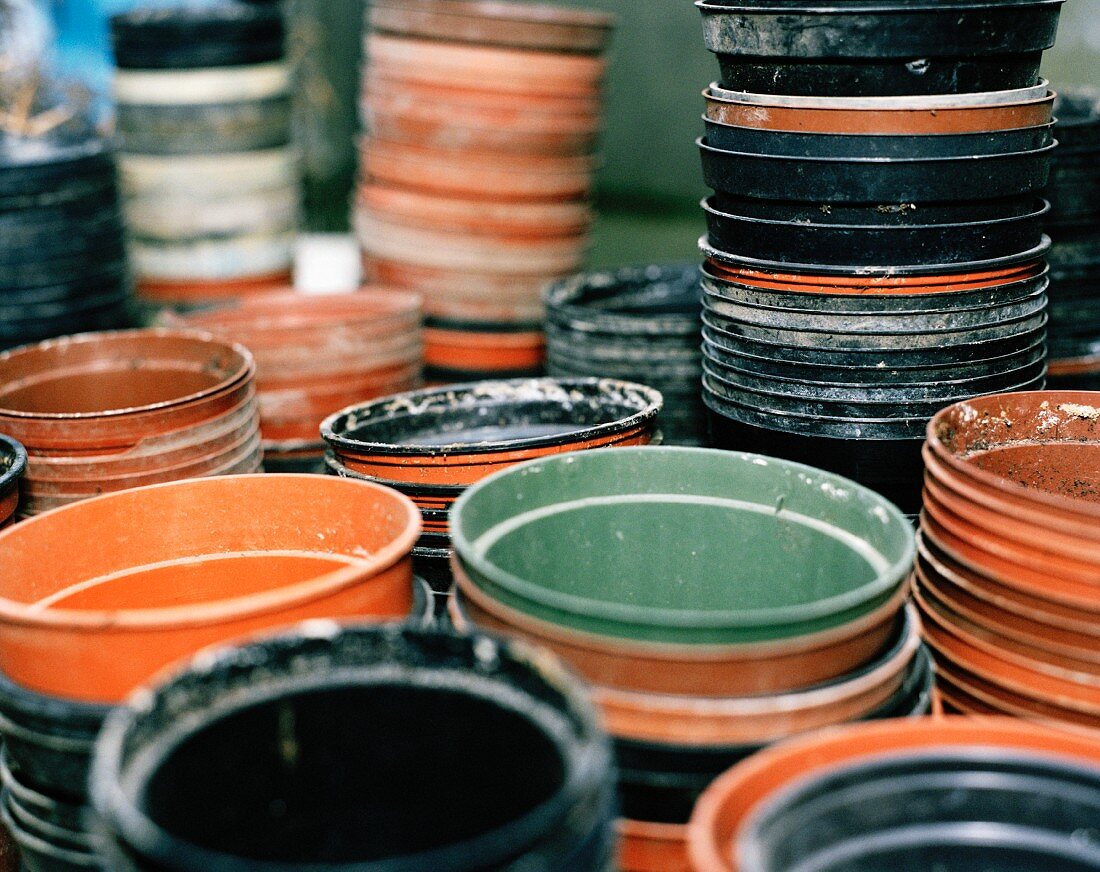 Many empty plant pots