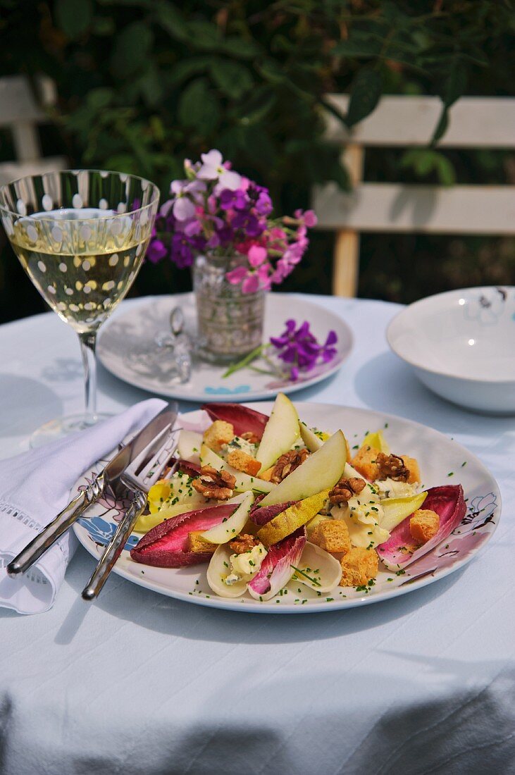 Chicory salad with croutons and pears