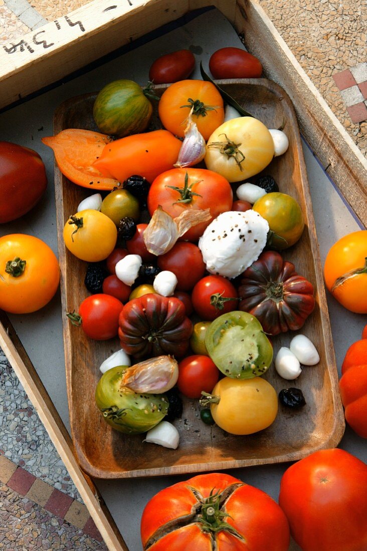 Tomaten mit Knoblauch und Schafskäse