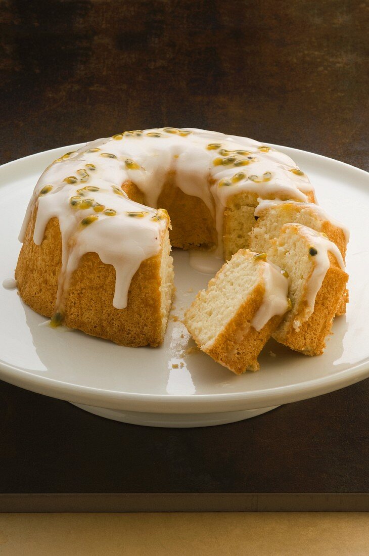 Angel food cake with icing sugar, sliced