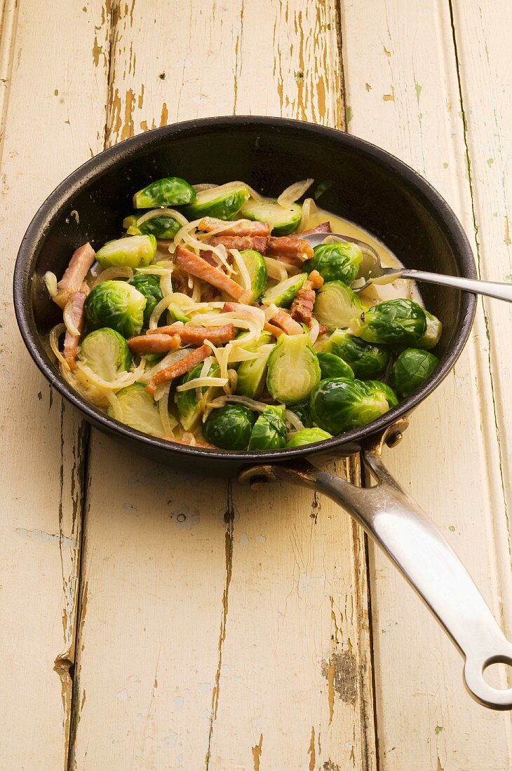 Brussels sprouts with bacon, onions and a creamy sauce
