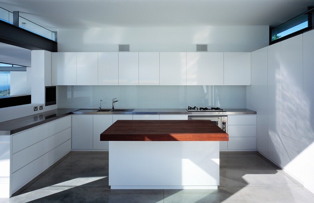 weiße Küche mit Küchenblock