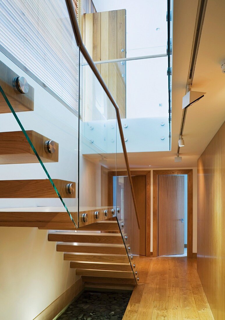 Holztreppe mit Glasbalustrade