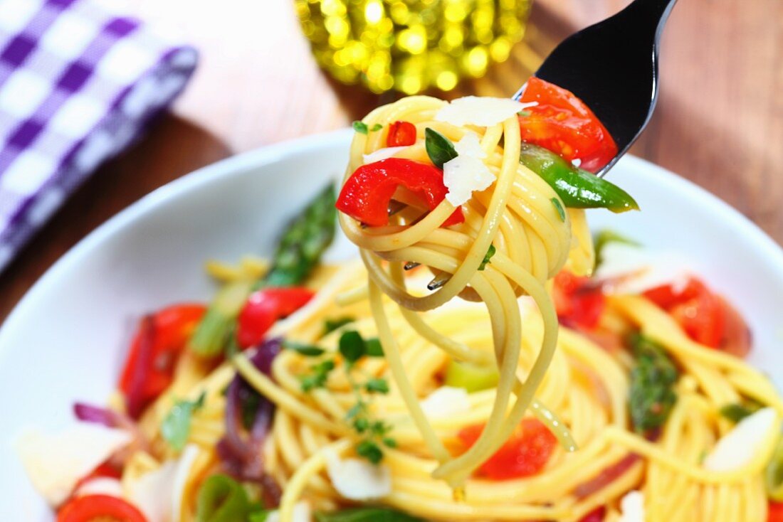 Spaghetti mit Gemüse auf der Gabel