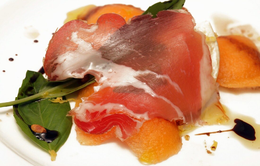 Smoked ham with fennel, melon and mozzarella