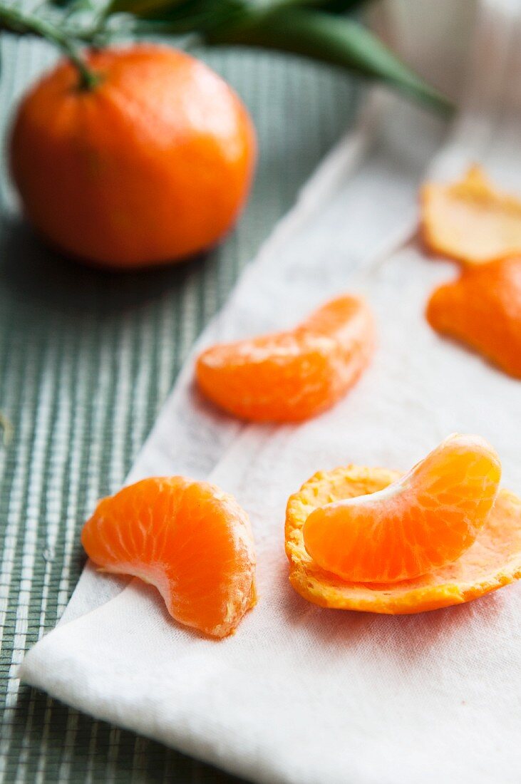 Tangerinen-Schnitze vor ganzer Tangerine