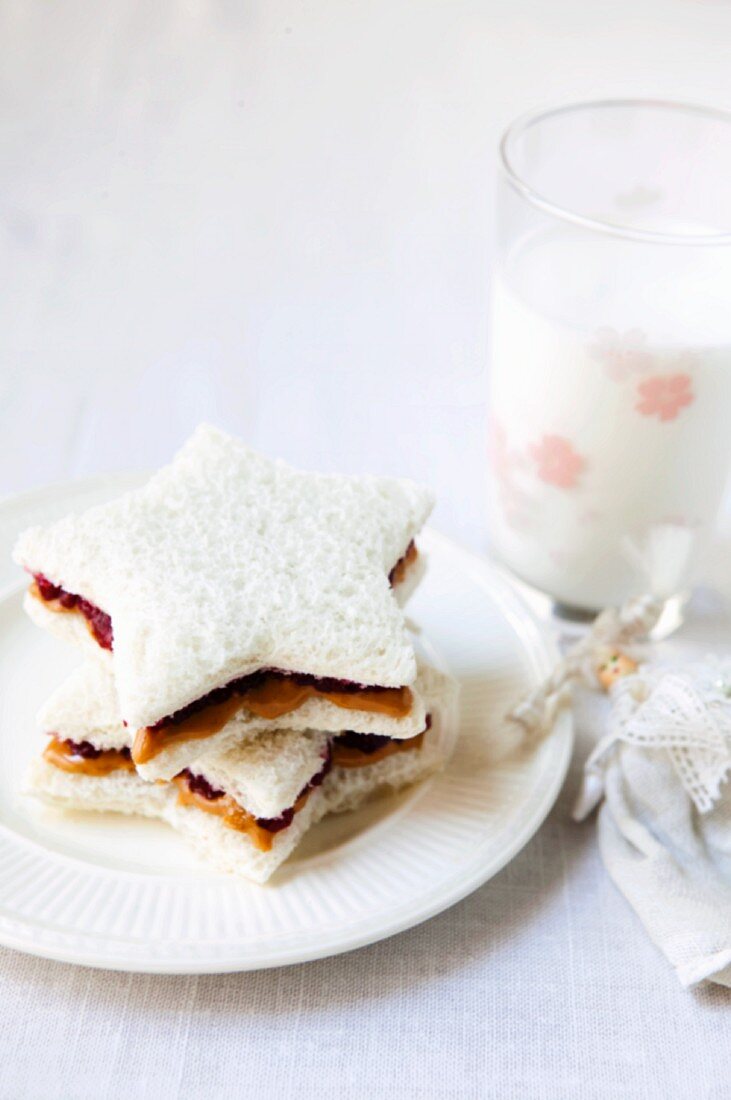 Sternförmige Sandwiches mit Erdnussbutter und Marmelade