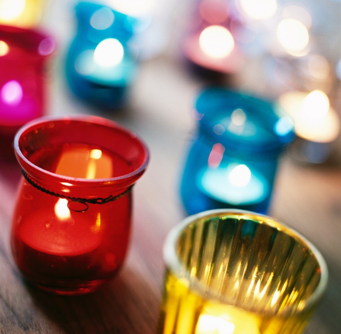 Bunte Windlichter auf einem Tisch