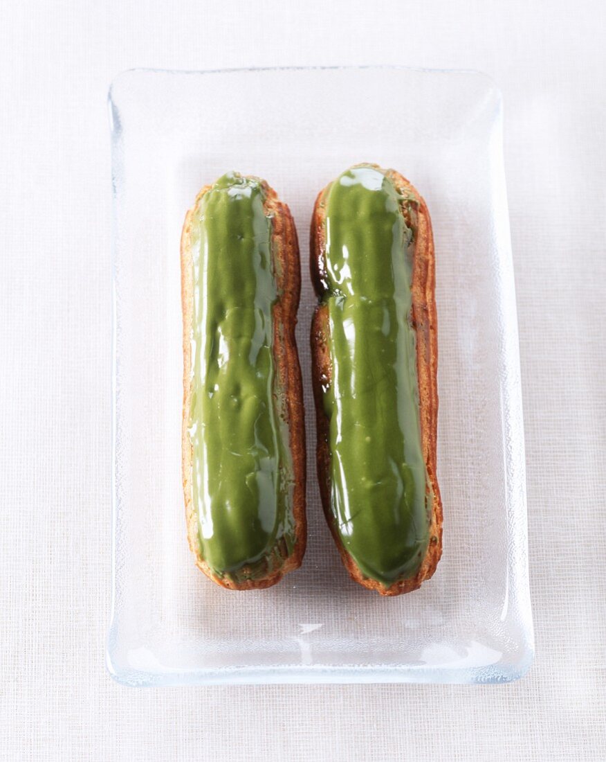 Eclairs mit Grüner-Tee-Glasur