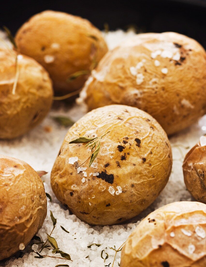 Oven potatoes with salt and thyme