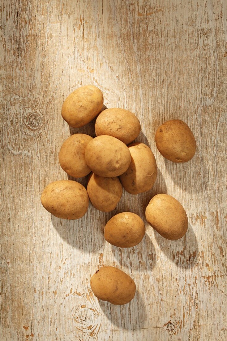 Potatoes on a wooden surface (seen from above)