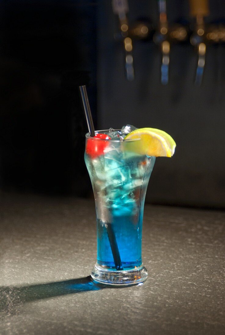 Blue Hawaiian Cocktail in einer Bar