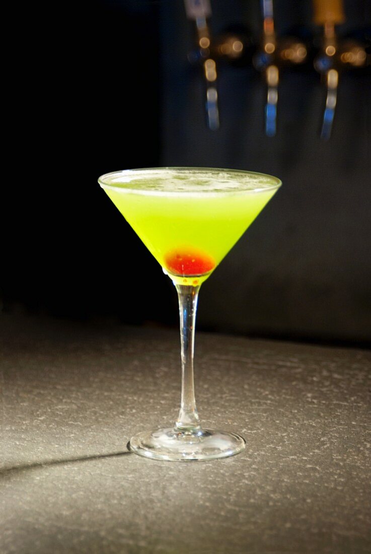Green Apple Martini in einer Bar