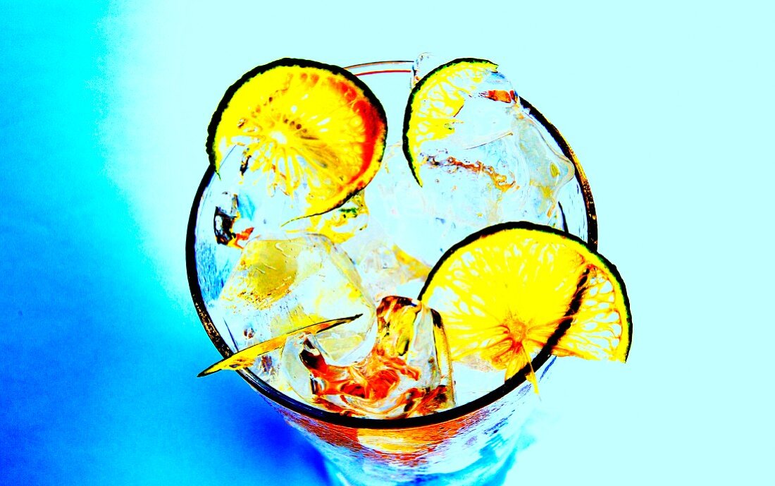 Blue Crack Cocktail mit Wodka und Limettenscheiben