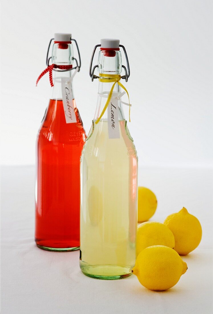 Selbstgemachte Zitronenlimonade und Cranberrysaft zum Verschenken