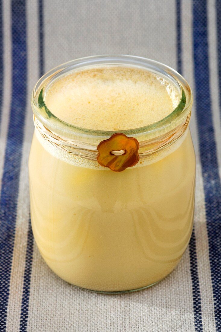 Karamell-Milch-Creme in einem Glas