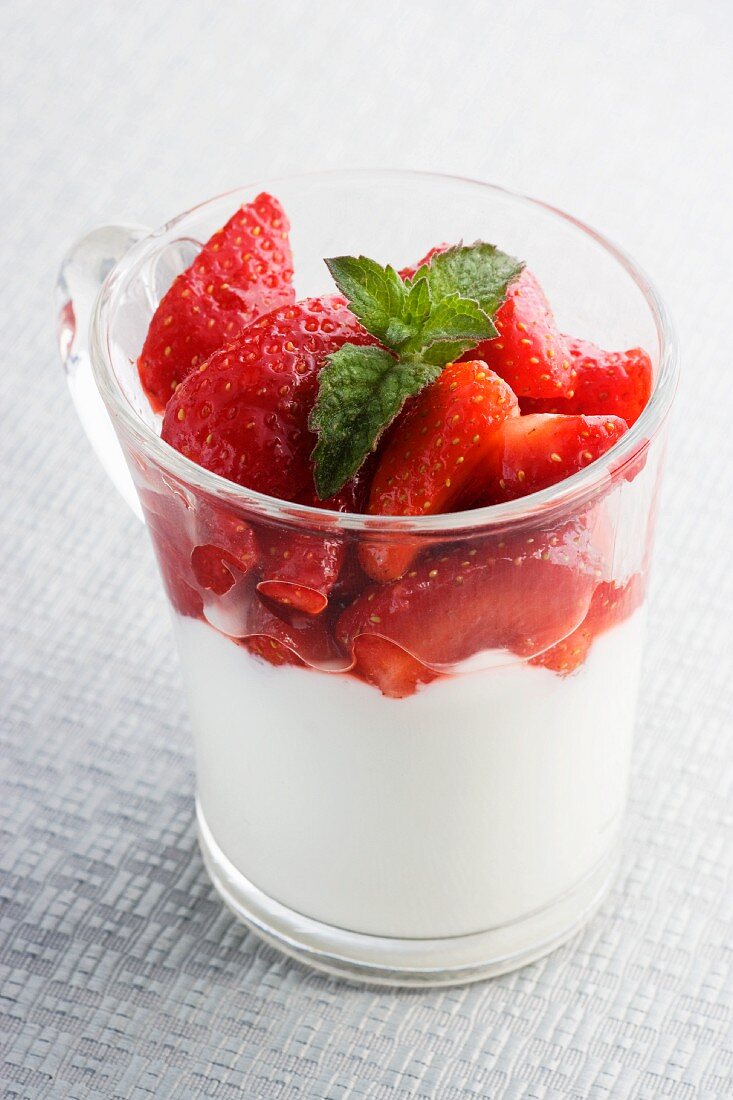 Naturjoghurt mit frischen Erdbeeren
