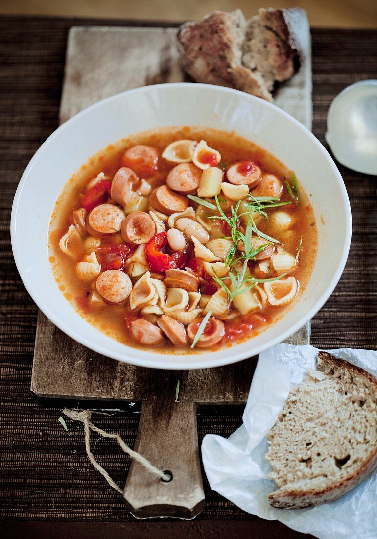 Tomatensuppe mit Nudeln und Würstchen