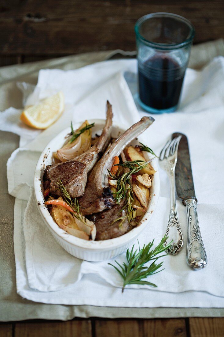 Lamb cutlets with potatoes, onions and rosemary