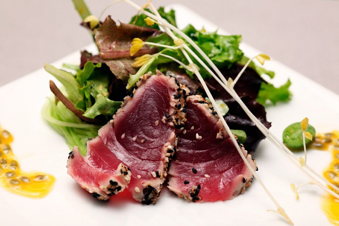 Flash-fried tuna with a mixed leaf salad