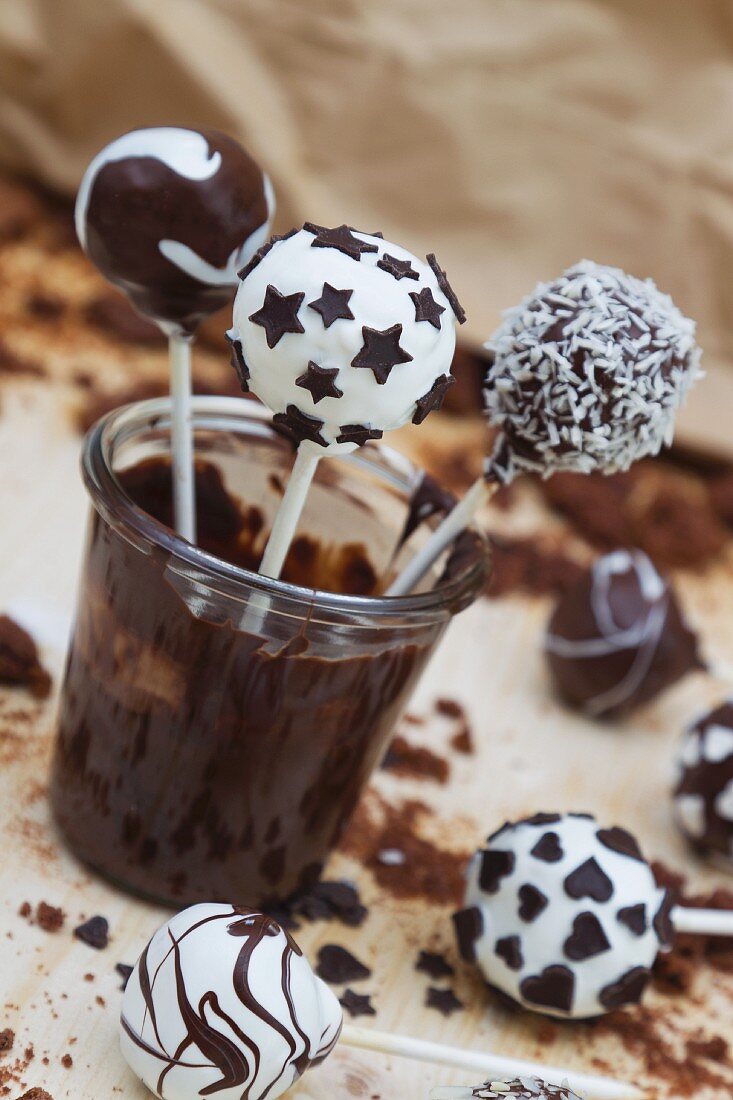 Verschiedene Cake Pops mit Schokolade und Kokos