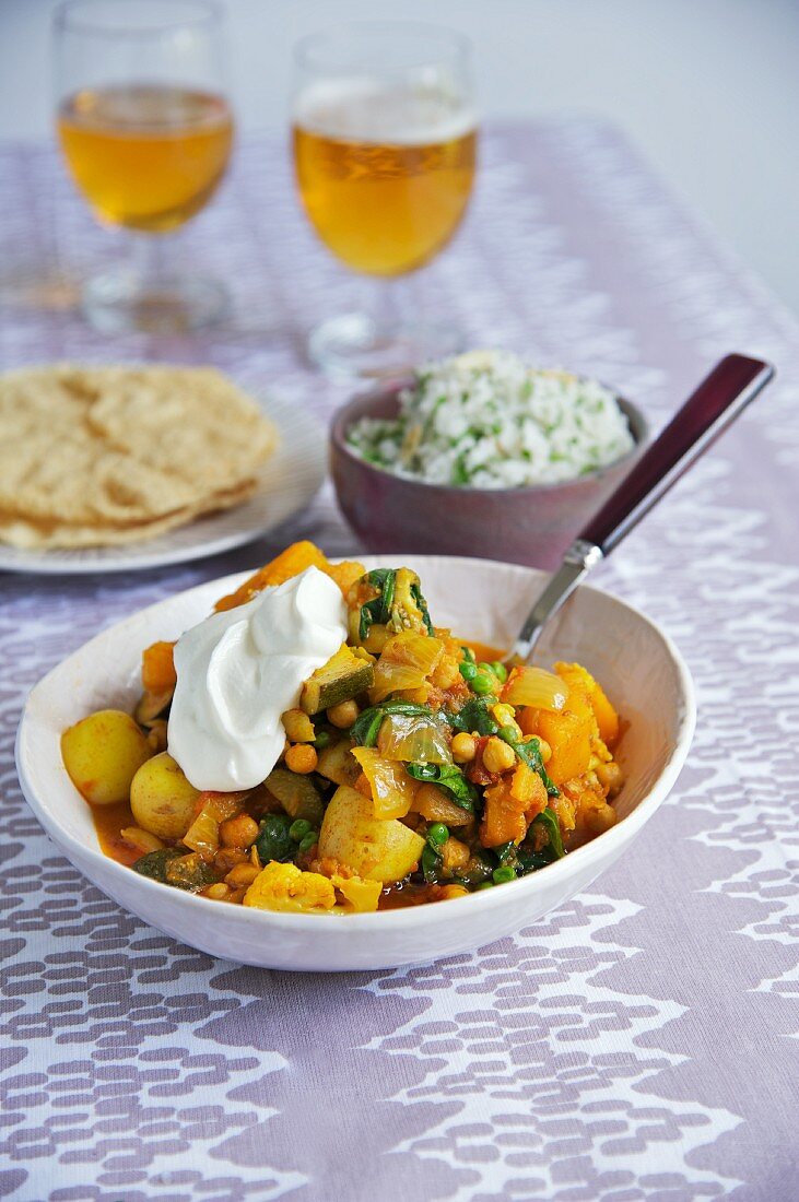 Vegetable curry with sour cream