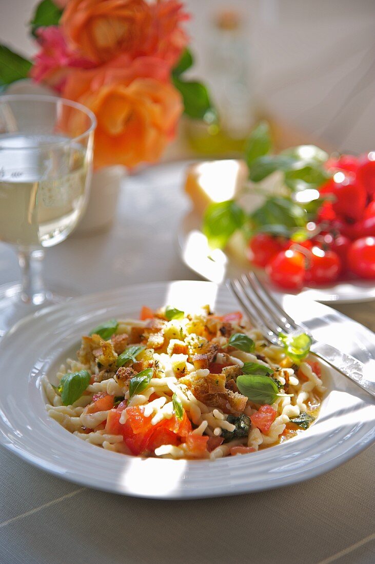 Pasta with raw tomatoes and croutons