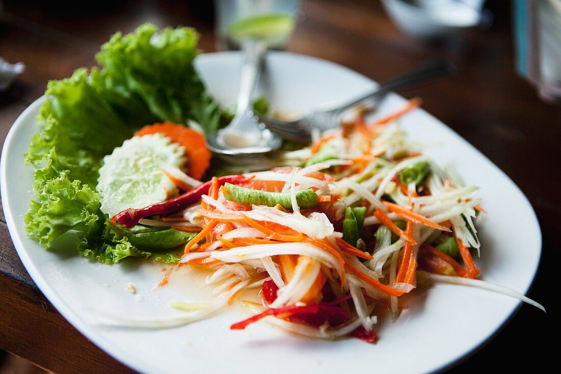 Som tom (Thai salad with green papaya, carrots, chillis, string beans)