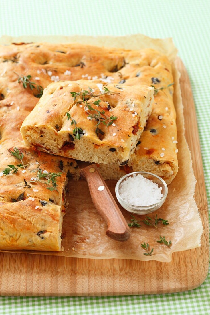 Focaccia toscana (Brotfladen mit Tomaten, Oliven, Thymian)