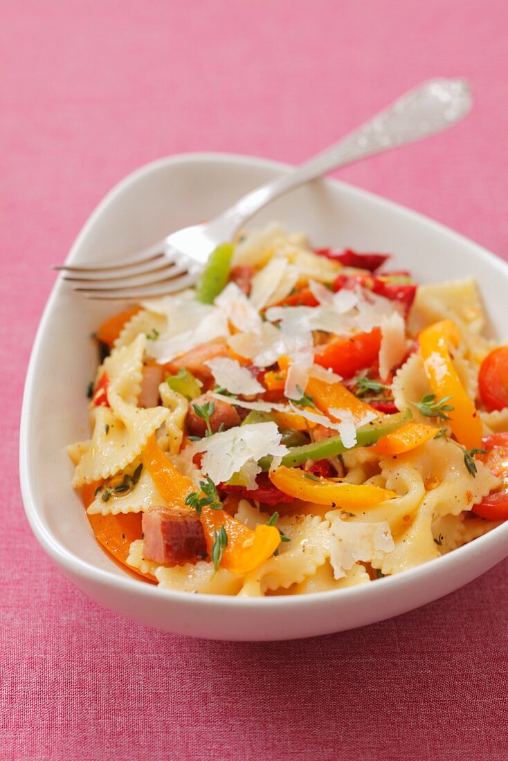 Farfalle mit Paprika, Bacon und Parmesan