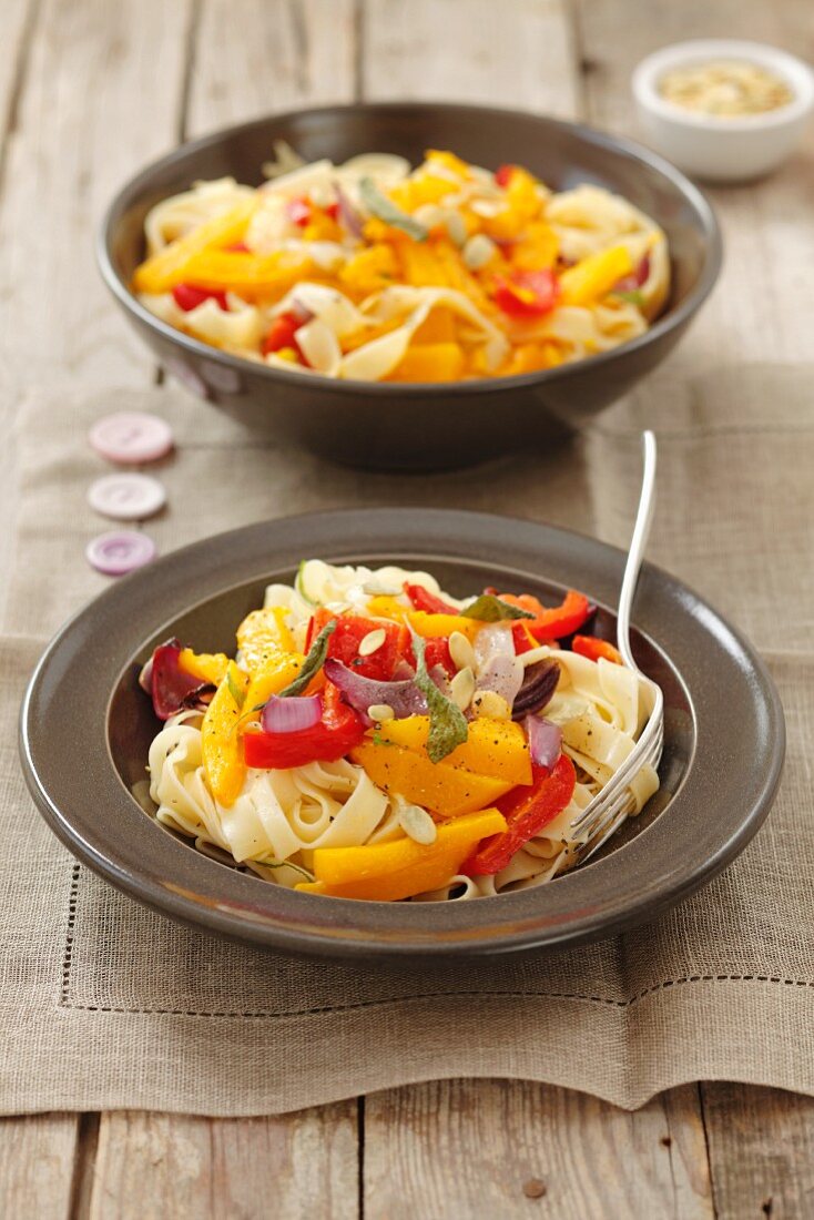 Tagliatelle with pumpkin, pepper and red onions