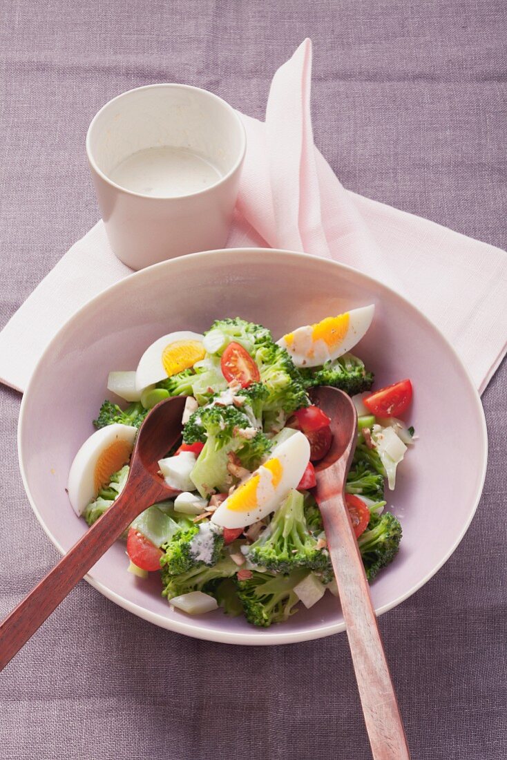 Brokkoliröschen mit Eiern und Joghurt-Nuss-Dressing