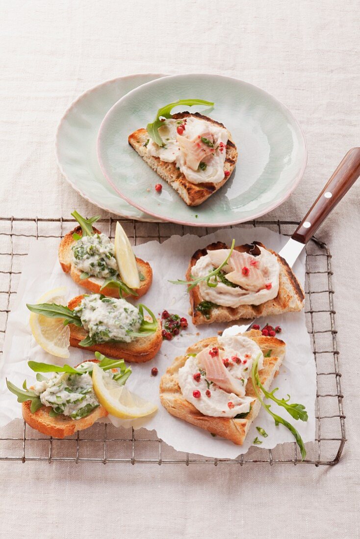 Crostini mit Räucherforelle und mit Hähnchen-Rucola-Creme