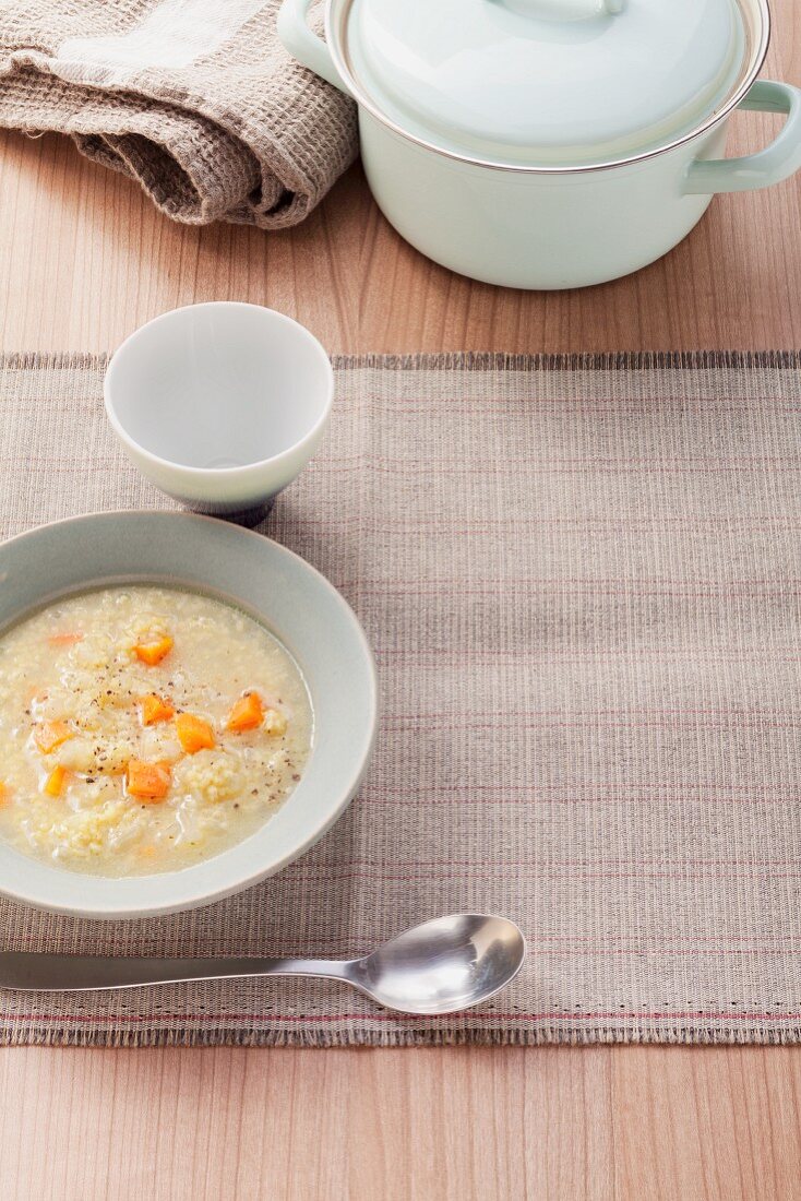 Hirsesuppe mit Zwiebeln, Möhren und Parmesan