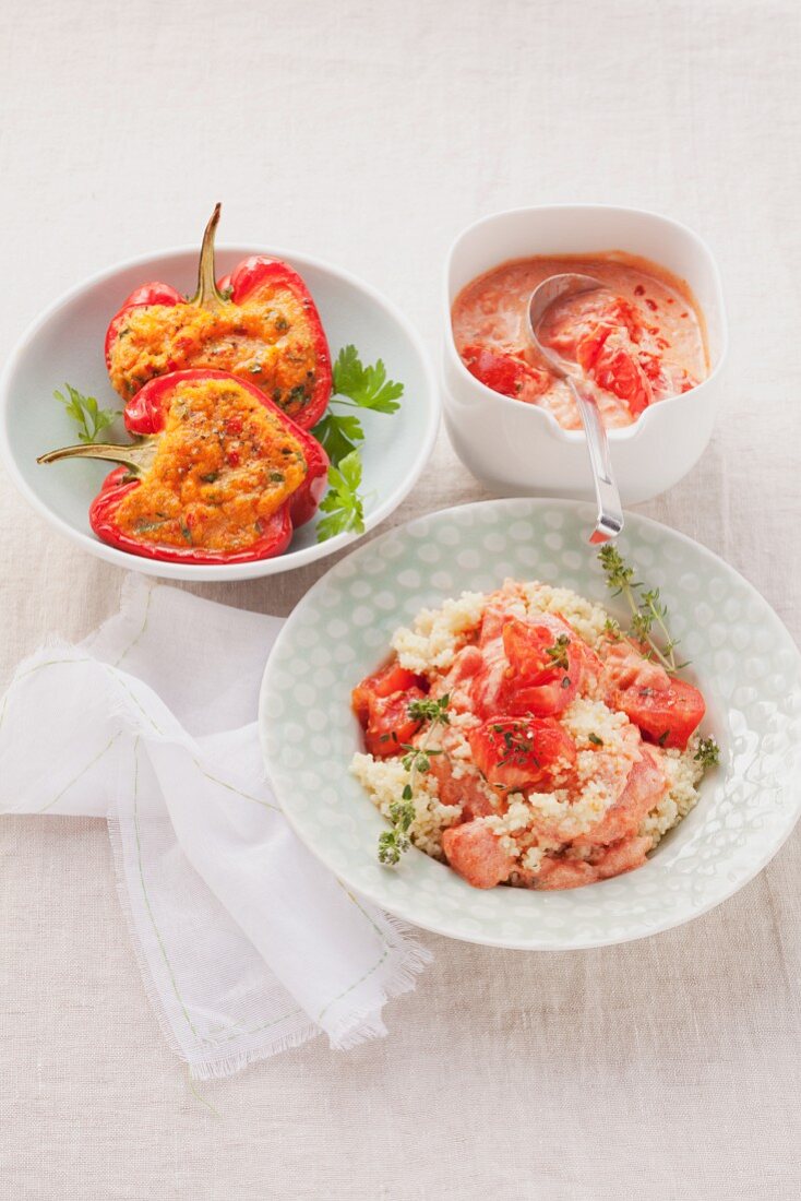 Couscous mit Tomatenragout und Paprika mit Polentafüllung