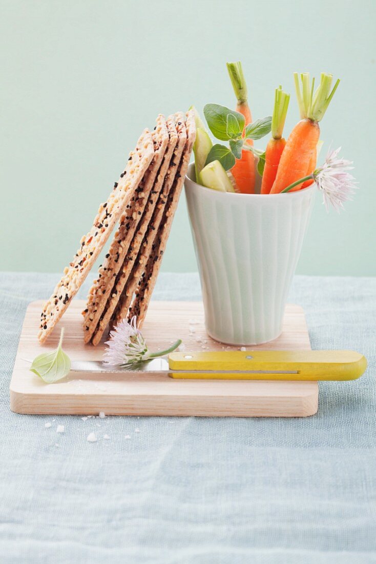 Frisches Gemüse mit Knäckebrot