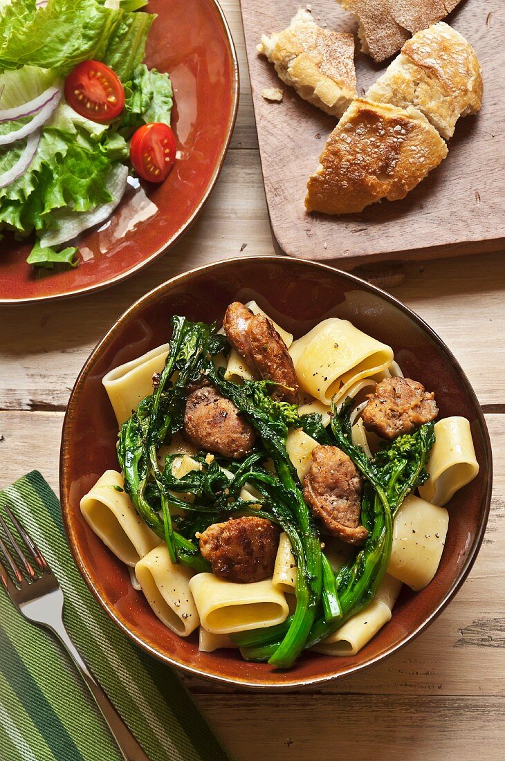 Nudeln mit Stengelkohl und Wurst, Blattsalat und Brot